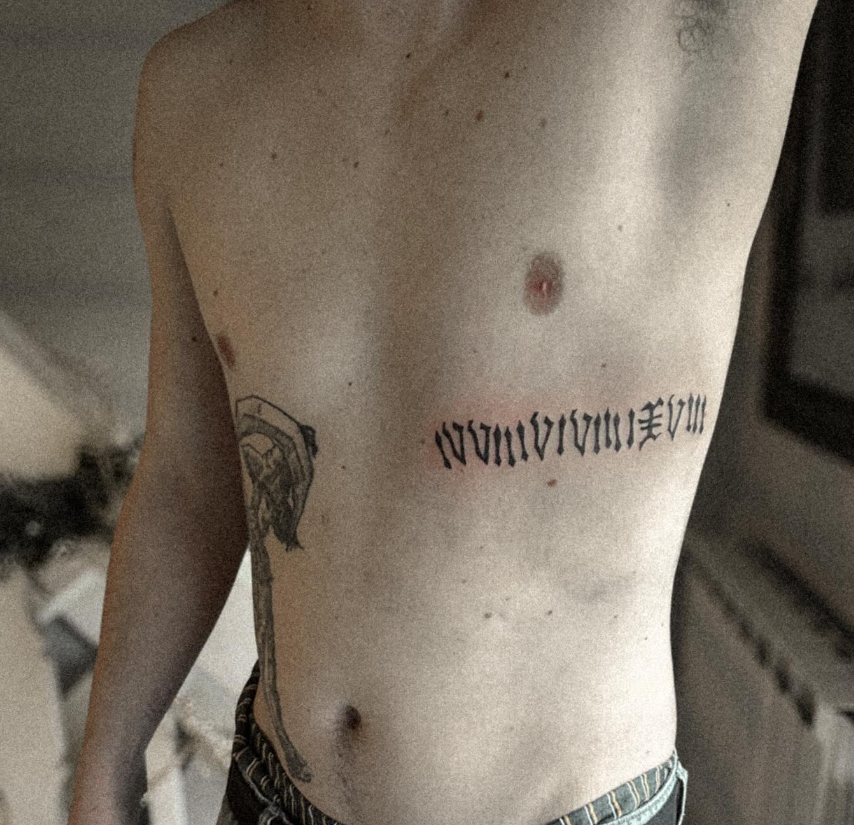 Tatouage — lettrage sur côtes